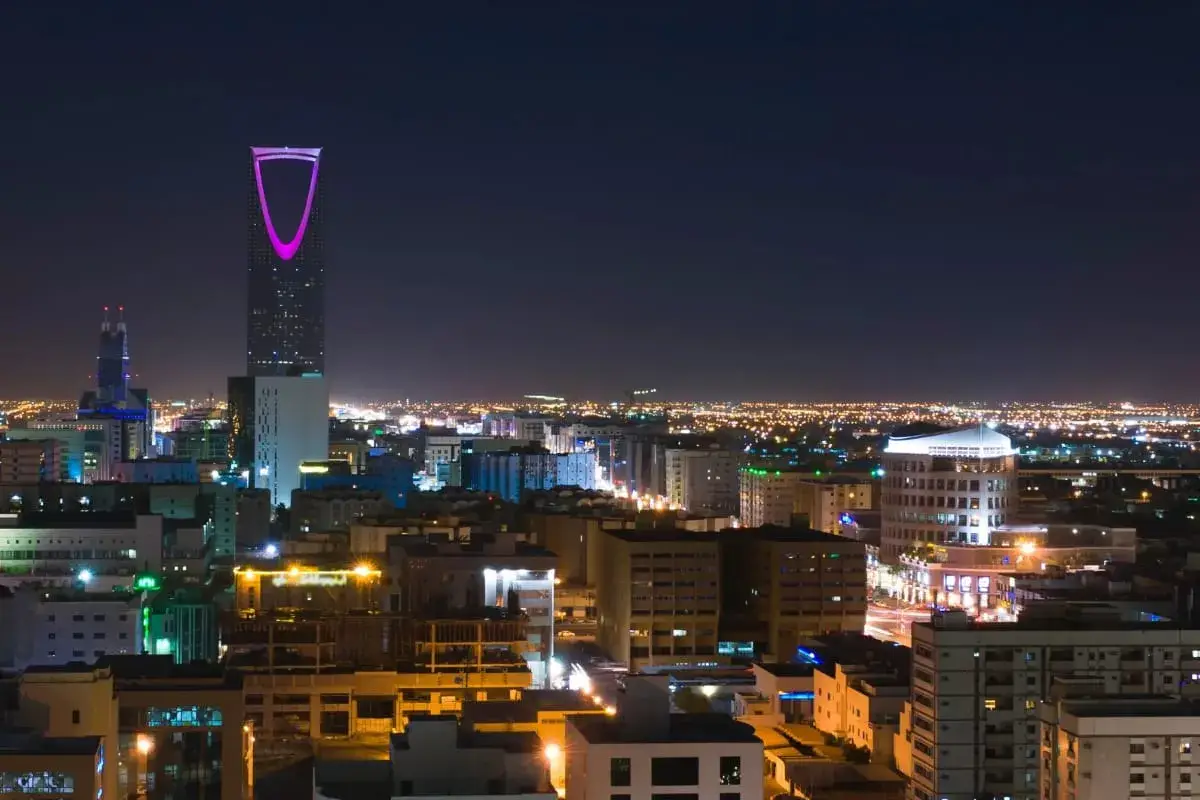 Crafting a luxury travel experience along a scenic Saudi road