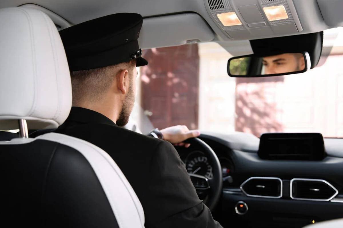 Luxury private car vs standard taxi at the Holy Kaaba in Makkah