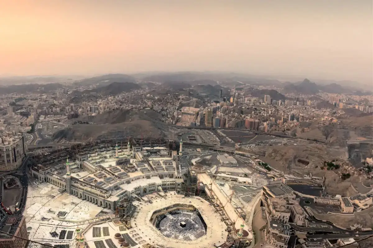 Luxury travel at Masjid an-Nabawi in Madinah during the best visiting hours